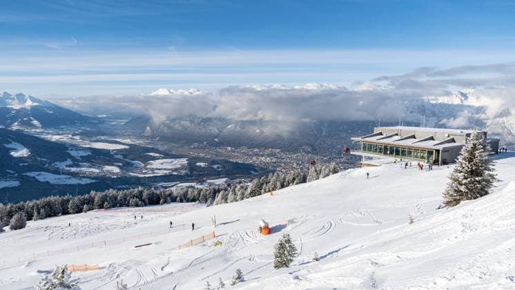 26 12 2020 Restaurant Das Kofel, Patscherkofelbahn mountain station, Patscherkofel, Tyrol, Austria view to Innsbruck ski area in Austria ski slope skiers Stefanitag, 1 ski day in hard lockdown skiing with Covid 19 measures, Corona, Coronavirus