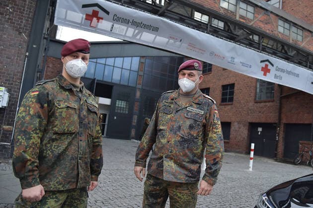 Corona Vaccination Center Arena Berlin The gentlemen, Bley and Ronneberger soldier colleagues to support in the vaccination center commissioning of the Corona Vaccination Center Arena Berlin in Berlin on 27 12 2020 Photopress Mueller