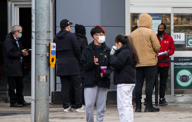 (201228) -- TORONTO, Dec. 28, 2020 -- People wearing face masks line up to pick up their online shopping items outside a store in Toronto, Ontario, Canada, Dec. 27, 2020. Canada s COVID-19 cases surpassed 550,000, with the total hitting 552,020, including 14,963 deaths, as of Sunday afternoon, according to CTV. Ontario, the most populous province in Canada, reported 2,005 new cases, bringing its total case count to 171,416 on Sunday. (Photo by Xinhua) CANADA-ONTARIO-COVID-19 ZouxZheng