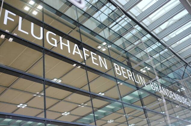 BER - Flughafen Berlin Brandenburg Hier: Terminal 1 Außenansicht HINWEIS: Kein Model oder Property Release vorhanden! Eine schriftliche Einwilligung der abgebildeten Personen zu einer Veröffentlichung liegt nicht vor. *** BER Airport Berlin Brandenburg Here Terminal 1 Exterior view NOTE No model or property release available A written consent of the persons depicted to a publication is not available MR:N