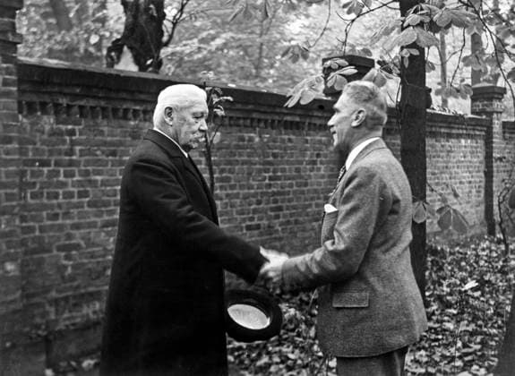 Paul von Hindenburg mit Franz von Papen, ca. 1932, Deutschland, Europa *** Paul von Hindenburg with Franz von Papen, ca 1932, Germany, Europe Copyright: imageBROKER SiegfriedxKuttig iblshg06661648.jpg