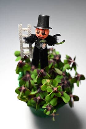 Glückstöpfchen mit vierblättrigen Klee und einem Schornsteinfeger *** Lucky pot with four-leaf clover and a chimney sweep