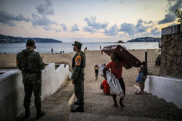 Soldiers of the Mexican Army participate in a sanitary operation on the beaches of the Acapulco resort, in the state of Guerrero, Mexico, 29 December 2020. The popular resort of Acapulco, in the Mexican state of Guerrero, will restrict access to its beaches for the remainder of the holiday season to avoid more infections by covid-19, after the place is in the yellow color of the epidemiological traffic light of the Mexican government. Prevention measures are reinforced with the closure of beaches in the Acapulco resort !ACHTUNG: NUR REDAKTIONELLE NUTZUNG!  Copyright: xDavidxGuzmanx MEX2745 20201230-637449089203307167