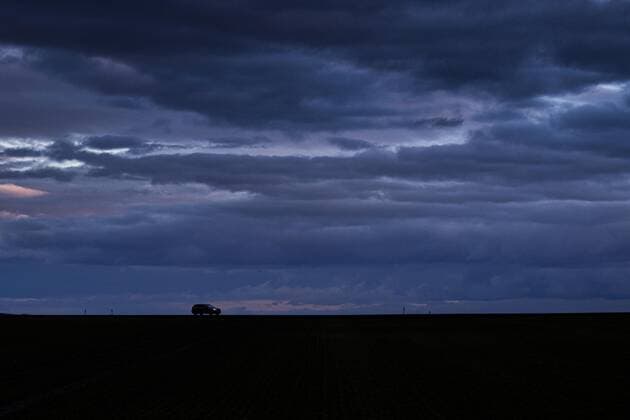IMAGO Creative: Gesellschaft, Mobilität auf dem Land Ein PKW zeichnet sich bei blauer Stunde auf einer Landstrasse ab in Vierkirchen, 29.12.2020. Vierkirchen Deutschland *** A car stands out in blue hour on a country road in Vierkirchen, 29 12 2020 Vierkirchen Germany Copyright: xFlorianxGaertner photothek.dex