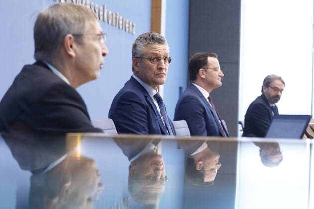 Bilder des Jahres 2020, News 12 Dezember News Themen der Woche KW53 News Bilder des Tages Prof. Dr. Klaus Cichutek, Präsident Paul-Ehrlich-Institut (PEI), Prof. Dr. Lothar H. Wieler, Präsident Robert Koch-Institut (RKI), Bundesminister für Gesundheit Jens Spahn, Deutschland, Berlin, Bundespressekonferenz, Thema: Corona-Lage und Start der Impfkampagne *** Prof Dr Klaus Cichutek, President Paul Ehrlich Institute PEI , Prof Dr Lothar H Wieler, President Robert Koch Institute RKI , Federal Minister of Health Jens Spahn, Germany, Berlin, Federal Press Conference, Topic Corona situation and start of vaccination campaign
