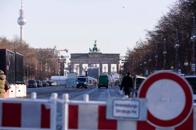 Bilder des Jahres 2020, News 12 Dezember News Themen der Woche KW53 News Bilder des Tages Vorbereitungen und Absperrungen zur jährlichen Silvesterfeier am Brandenburger Tor. Aufgrund der COVID-19-Abstandsregeln findet die Feier dieses Jahr nur als Fernsehübertragung ohne Livepublikum statt. Berlin, 30.12.2020 *** Preparations and barriers for the annual New Years Eve celebration at the Brandenburg Gate Due to COVID 19 clearance rules, this years celebration will only take place as a television broadcast without a live audience Berlin, 30 12 2020 Foto:xB.xKriemannx xFuturexImage
