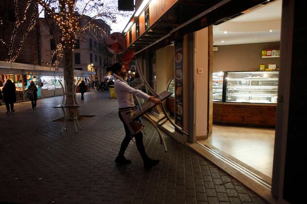 A waitress collects tables from the terrace of a cafe in Palma, Mallorca (Spain), on December 29, 2020. As of this Tuesday in Mallorca, the terraces of the bars, restaurants and cafeterias must close at 6 pm every day and the capacity of the terraces is reduced to 75% of the maximum authorised. These new restrictions in Mallorca are aimed at stopping the spread of COVID-19 on an island that is on level 4 health alert. 29 DECEMBER 2020 Isaac Buj LagenciaEP 12 29 2020 Palma de Mallorca (Spain) Palma de Mallorca (Spain) Spain Copyright: xIsaacxBujx 3497667
