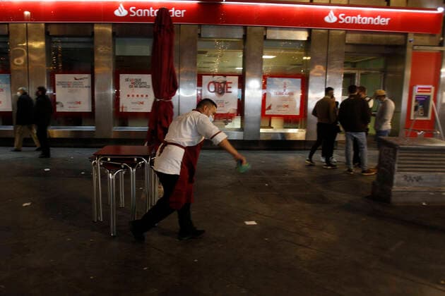 A waiter collects tables from the terrace of a bar in Palma, Mallorca (Spain), on December 29, 2020. As of this Tuesday in Mallorca, the terraces of bars, restaurants and cafes must close at 6 pm every day and the capacity of the terraces is reduced to 75% of the maximum authorised. These new restrictions in Mallorca are aimed at stopping the spread of COVID-19 on an island that is on level 4 health alert. 29 DECEMBER 2020 Isaac Buj LagenciaEP 12 29 2020 Palma de Mallorca (Spain) Palma de Mallorca (Spain) Spain Copyright: xIsaacxBujx 3497671