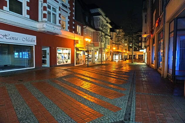 Hardly any life on the streets during the lockdown Evening traffic in everyday life with empty streets at the turn of the year 2020 during the lockdown Essen North Rhine Westphalia Germany Steele