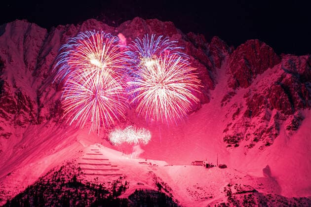 Bilder des Jahres 2021, Entertainment 01 Januar News Themen der Woche KW53 Entertainment Bilder des Tages 01.01.2021 Silvester-Feuerwerk 2020 2021 auf der Seegrube, Nordkette, Innsbruck, Tirol, Austria Jahreswechsel mit Feuerwerk *** 01 01 2021 New Years Eve fireworks 2020 2021 on the Seegrube, Nordkette, Innsbruck, Tyrol, Austria New Year with fireworks