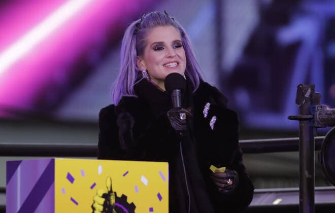 Kelly Osbourne reads confetti notes in Times Square on New Year s Eve on Thursday, December 31, 2020 in New York City. Pool  NYPX20201231209 GaryxHershorn