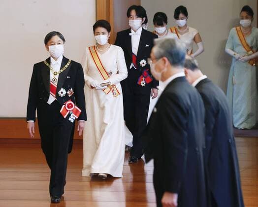 Bilder des Jahres 2021, Entertainment 01 Januar News Themen der Woche KW53 Entertainment Bilder des Tages New Year ceremony by Japan s imperial family (From L) Japanese Emperor Naruhito and Empress Masako attend a scaled-down New Year s ceremony at the Imperial Palace in Tokyo on Jan. 1, 2021, wearing masks amid the coronavirus pandemic. 