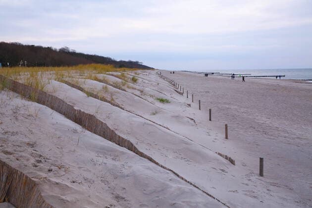 View on Thursday 31 12 2020 in the Baltic Sea spa Graal - Müritz district Rostock on the local beach In the northeast, the people are this year for the first time at the turn of the year among themselves Because as a result of the measures to protect against the coronavirus currently