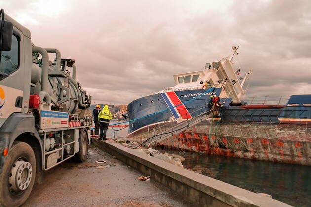 Tempete Bella : Pompage du fuel environs 45 tonnes contenues dans les trois reservoirs du navire des phares et balises Iles Sanguinaires qui c est echoue dans le golfe d Ajaccio le 28 decembre 2020. Tempete Bella : Pumping of fuel oil of about 45 tons contained in the three tanks of the lighthouses and beacons ship Iles Sanguinaires which ran aground in the Gulf of Ajaccio on December 28th, 2020. NEWS : Degats suite a la Tempete Bella - Ajaccio - 31 12 2020 