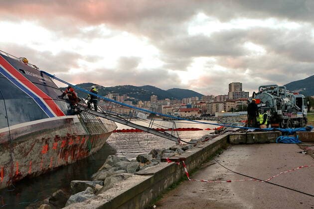 Tempete Bella : Pompage du fuel environs 45 tonnes contenues dans les trois reservoirs du navire des phares et balises Iles Sanguinaires qui c est echoue dans le golfe d Ajaccio le 28 decembre 2020. Tempete Bella : Pumping of fuel oil of about 45 tons contained in the three tanks of the lighthouses and beacons ship Iles Sanguinaires which ran aground in the Gulf of Ajaccio on December 28th, 2020. NEWS : Degats suite a la Tempete Bella - Ajaccio - 31 12 2020 