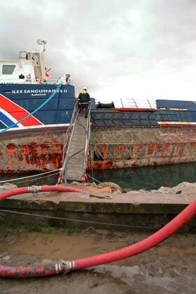 Tempete Bella : Pompage du fuel environs 45 tonnes contenues dans les trois reservoirs du navire des phares et balises Iles Sanguinaires qui c est echoue dans le golfe d Ajaccio le 28 decembre 2020. Tempete Bella : Pumping of fuel oil of about 45 tons contained in the three tanks of the lighthouses and beacons ship Iles Sanguinaires which ran aground in the Gulf of Ajaccio on December 28th, 2020. NEWS : Degats suite a la Tempete Bella - Ajaccio - 31 12 2020 