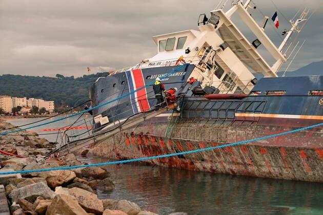 Tempete Bella : Pompage du fuel environs 45 tonnes contenues dans les trois reservoirs du navire des phares et balises Iles Sanguinaires qui c est echoue dans le golfe d Ajaccio le 28 decembre 2020. Tempete Bella : Pumping of fuel oil of about 45 tons contained in the three tanks of the lighthouses and beacons ship Iles Sanguinaires which ran aground in the Gulf of Ajaccio on December 28th, 2020. NEWS : Degats suite a la Tempete Bella - Ajaccio - 31 12 2020 