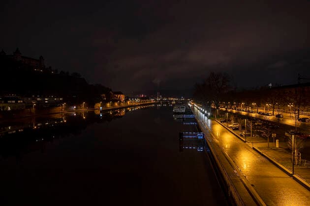 Bilder des Jahres 2021, News 01 Januar News Themen der Woche KW53 Wuerzburg, Stadtmitte, 01.01.2021, Silvester waehrend der Corona-Pandemie Bild: Durch eine Ausgangssperre und dem damit verbundenen Boellerverbot auf oeffentlichen Plaetzen, sind nur vereinzelnt Feuerwerke am Himmel zu sehen *** Wuerzburg, Stadtmitte, 01 01 2021, New Years Eve during the Corona Pandemic Picture Due to a curfew and the associated ban on fireworks in public places, only a few fireworks can be seen in the sky. Copyright: HMBxMedia JulienxBecker