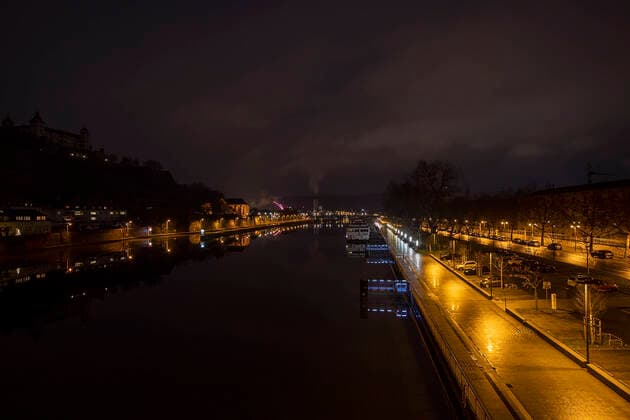 Wuerzburg, Stadtmitte, 01 01 2021, New Years Eve during the Corona Pandemic Picture Due to a curfew and the associated ban on fireworks in public places, only a few fireworks can be seen in the sky. Copyright: HMBxMedia JulienxBecker