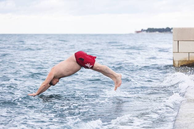 Bilder des Jahres 2021, Entertainment 01 Januar Entertainment Bilder des Tages Traditional New Year™s swim in the sea People are seen enjoying the traditional New Year™s swim in the sea, despite the rain and cold weather, in Zadar, Croatia, on January 01, 2021. MarkoxDimic PIXSELL