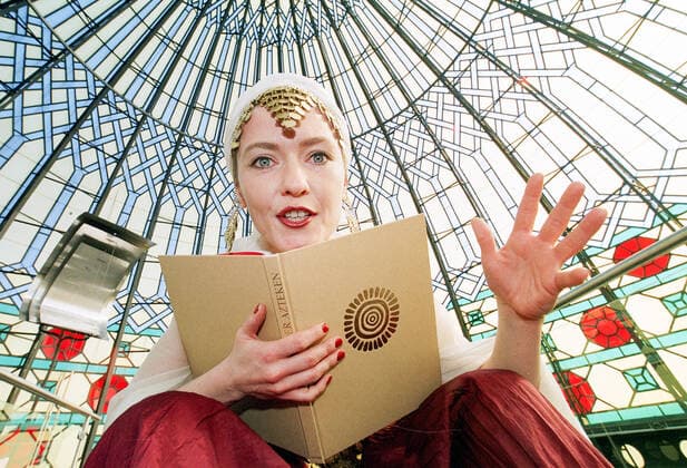 31 03 1999, Germany, Saxony, Dresden, on the photo the actress Josephine Hoppe as a storyteller, 1001 fairy tales and stories, in the dome of the Yenidse Dresden, Weißeritzstr 3, 01067 Dresden, fairy tale dome
