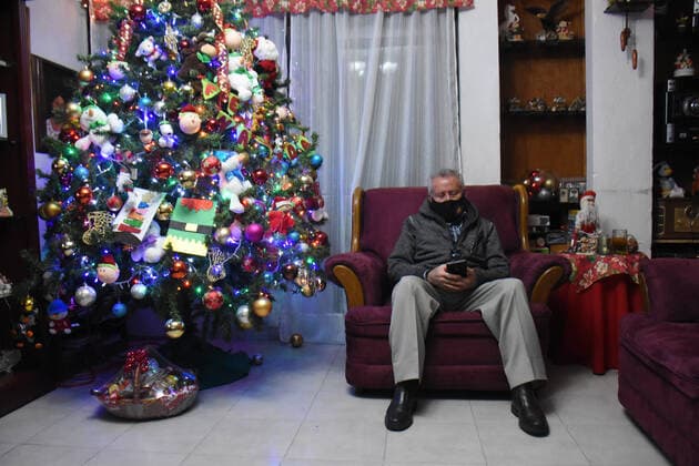 News Bilder des Tages New Year 2021 In Lockdown Amid Covid Pandemic MEXICO CITY, MEXICO - JANUARY 1: Julio Suarez rests in a sofa during the New Year celebrations, amid of the new Covid-19 pandemic. The Suarez Family, victims of SARS Cov-2 that causes the Covid-19 disease, because Mr. Julio Suarez, 78, was infected with the Virus, he spent a few months in intensive care, who managed to recover and win the battle against the Coronavirus. Now the Suarez Family celebrates the New Year in a different way in confinement with more health measures due to the pandemic. on January 1, 2021 in Mexico City, Mexico Copyright: xCarlosxTischlerx EYEPIXGROUP_CT_01012021_3173