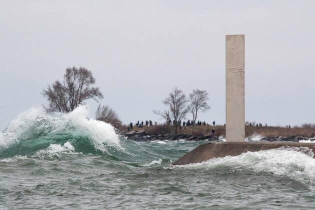 News Bilder des Tages January 1, 2021, Toronto, Ontario, Canada: High winds and waves test a second mysterious metal monolith structure on Torontos shoreline on New Years Day. The structure was anonymously and strategically placed in direct line of sight of the first column which appeared 24 hours earlier. Toronto Canada - ZUMAs109 20210101_zaf_s109_005 Copyright: xChristopherxDrostx
