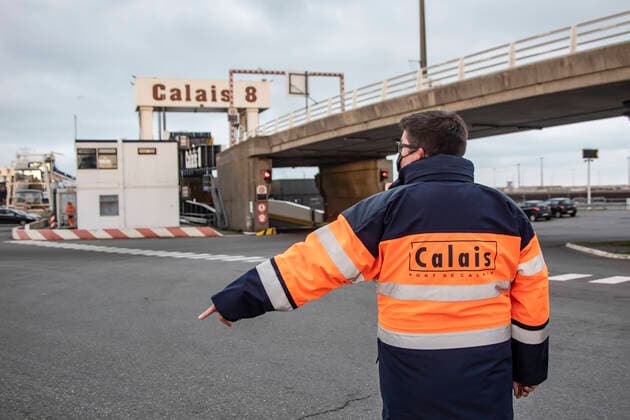 Bilder des Jahres 2021, News 01 Januar News Themen der Woche KW53 News Bilder des Tages (210102) -- PARIS, Jan. 2, 2021 -- A staff member works at the Calais Port in France, Jan. 1, 2021. Britain and the European Union (EU) have started a new chapter in their relationship as the Brexit transition period ended at 2300 GMT Thursday. (Photo by Xinhua) FRANCE-CALAIS-BREXIT SebastienxCourdji 