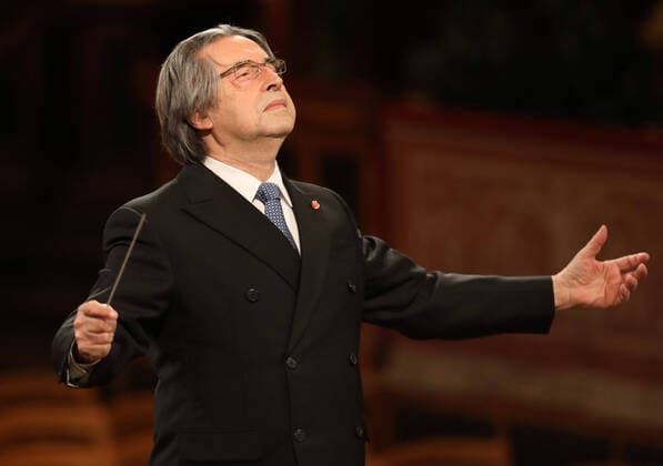 Entertainment Bilder des Tages (210102) -- VIENNA, Jan. 2, 2021 -- Italian conductor Riccardo Muti conducts the Vienna Philharmonic during the 2021 Vienna Philharmonic New Year s Concert in Vienna, Austria, on Jan. 1, 2021. The New Year s Concert by Vienna Philharmonic took place in front of empty ranks in the Golden Hall of the Musikverein in Vienna, the first time in its 81-year history since the event started in 1939. (Photo by Xinhua) AUSTRIA-VIENNA-CONCERT-NEW YEAR DieterxNagl 
