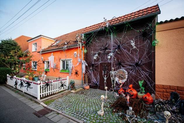 Walschleben , 281019 , Das Halloween-Haus von Walschleben Im Bild: Das Grusel-Haus von Versicherungskaufmann Mario Leicht (54) *** Walschleben , 281019 , The Halloween House of Walschleben In the picture The creepy house of insurance salesman Mario Leicht 54