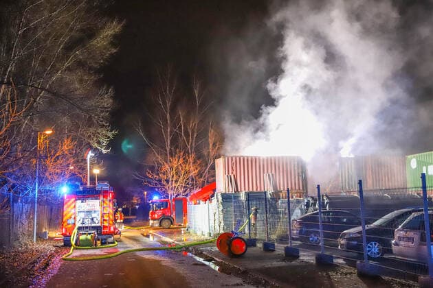 Aufwendiger Brand in Karlsruher Nordstadt: Wohnwagen und mehrere Überseecontainer gehen in Flammen auf Ein stundenlanger Einsatz der Feuerwehr war die Folge eines Brandes am Samstagabend in der Karlsruher Nordstadt. Ein Wohnwagen und mehrere Überseecontainer gingen in Flammen auf. Karlsruhe Karlsruhe Baden-Württemberg Deutschland *** Elaborate fire in Karlsruhe Nordstadt Caravan and several overseas containers go up in flames An hours-long fire brigade operation was the result of a fire on Saturday evening in Karlsruhe Nordstadt A caravan and several overseas containers went up in flames Karlsruhe Karlsruhe Baden Württemberg Germany Copyright: xEinsatz-Report24x xFabianxGeierx