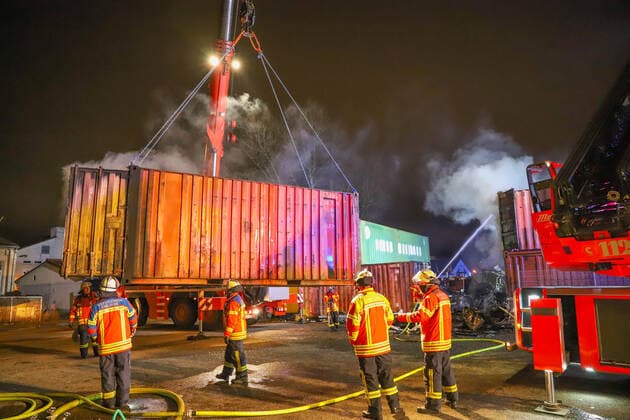Aufwendiger Brand in Karlsruher Nordstadt: Wohnwagen und mehrere Überseecontainer gehen in Flammen auf Ein stundenlanger Einsatz der Feuerwehr war die Folge eines Brandes am Samstagabend in der Karlsruher Nordstadt. Ein Wohnwagen und mehrere Überseecontainer gingen in Flammen auf. Karlsruhe Karlsruhe Baden-Württemberg Deutschland *** Elaborate fire in Karlsruhe Nordstadt Caravan and several overseas containers go up in flames An hours-long fire brigade operation was the result of a fire on Saturday evening in Karlsruhe Nordstadt A caravan and several overseas containers went up in flames Karlsruhe Karlsruhe Baden Württemberg Germany Copyright: xEinsatz-Report24x xFabianxGeierx