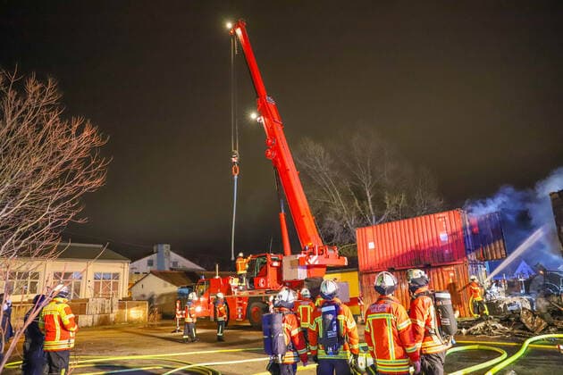Aufwendiger Brand in Karlsruher Nordstadt: Wohnwagen und mehrere Überseecontainer gehen in Flammen auf Ein stundenlanger Einsatz der Feuerwehr war die Folge eines Brandes am Samstagabend in der Karlsruher Nordstadt. Ein Wohnwagen und mehrere Überseecontainer gingen in Flammen auf. Karlsruhe Karlsruhe Baden-Württemberg Deutschland *** Elaborate fire in Karlsruhe Nordstadt Caravan and several overseas containers go up in flames An hours-long fire brigade operation was the result of a fire on Saturday evening in Karlsruhe Nordstadt A caravan and several overseas containers went up in flames Karlsruhe Karlsruhe Baden Württemberg Germany Copyright: xEinsatz-Report24x xFabianxGeierx