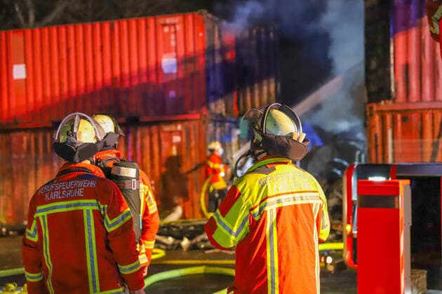 Aufwendiger Brand in Karlsruher Nordstadt: Wohnwagen und mehrere Überseecontainer gehen in Flammen auf Ein stundenlanger Einsatz der Feuerwehr war die Folge eines Brandes am Samstagabend in der Karlsruher Nordstadt. Ein Wohnwagen und mehrere Überseecontainer gingen in Flammen auf. Karlsruhe Karlsruhe Baden-Württemberg Deutschland *** Elaborate fire in Karlsruhe Nordstadt Caravan and several overseas containers go up in flames An hours-long fire brigade operation was the result of a fire on Saturday evening in Karlsruhe Nordstadt A caravan and several overseas containers went up in flames Karlsruhe Karlsruhe Baden Württemberg Germany Copyright: xEinsatz-Report24x xFabianxGeierx