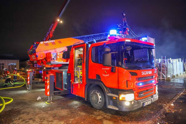 Aufwendiger Brand in Karlsruher Nordstadt: Wohnwagen und mehrere Überseecontainer gehen in Flammen auf Ein stundenlanger Einsatz der Feuerwehr war die Folge eines Brandes am Samstagabend in der Karlsruher Nordstadt. Ein Wohnwagen und mehrere Überseecontainer gingen in Flammen auf. Karlsruhe Karlsruhe Baden-Württemberg Deutschland *** Elaborate fire in Karlsruhe Nordstadt Caravan and several overseas containers go up in flames An hours-long fire brigade operation was the result of a fire on Saturday evening in Karlsruhe Nordstadt A caravan and several overseas containers went up in flames Karlsruhe Karlsruhe Baden Württemberg Germany Copyright: xEinsatz-Report24x xFabianxGeierx