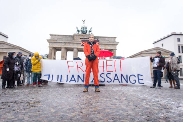 Bilder des Jahres 2021, News 01 Januar News Themen der Woche KW53 News Bilder des Tages Berlin, Freiheit für Julian Assange Protest Deutschland, Berlin - 03.01.2021: Im Bild sind Eindrücke vom Protest für die Freilassung Julian Assange (Gründer WikiLeaks, Journalist) auf dem Pariser Platz vor dem Brandenburger Tor zu sehen. Berlin Berlin Deutschland *** Berlin, freedom for Julian Assange protest Germany, Berlin 03 01 2021 In the picture are impressions of the protest for the release Julian Assange founder WikiLeaks, journalist on the Pariser Platz in front of the Brandenburg Gate Berlin Berlin Germany