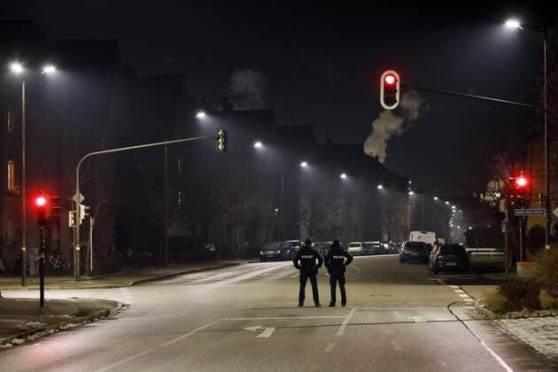 Measures against Corona pandemic, police officers control night curfew, Burghausen, Upper Bavaria, Bavaria, Germany, Europe Copyright: imageBROKER/GerhardxNixdorf iblgni06667872.jpg