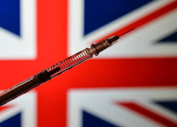 January 3, 2021, Dublin, Ireland: In this photo illustration, medical syringes are seen in front of the United Kingdom national flag. Dublin Ireland - ZUMAs197 20210103_zaa_s197_186 Copyright: xCezaryxKowalskix