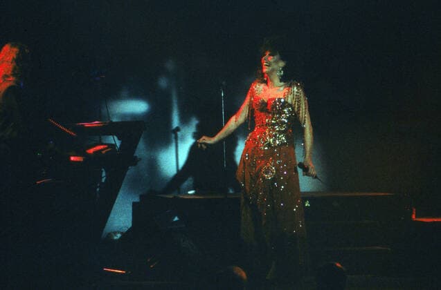 Romy Haag Romy Haag, deutsche Sängerin, Tänzerin und Schauspielerin, singt bei einem Auftritt in Hamburg, Deutschland 1990., Hamburg Hamburg Deutschland *** Romy Haag Romy Haag, German singer, dancer and actress, sings during a performance in Hamburg, Germany 1990 , Hamburg Hamburg Germany Copyright: FrankxHempel Nur redaktionelle Nutzung. Editorial usage only. UnitedArchives19763050_08 EDITORIAL USE ONLY