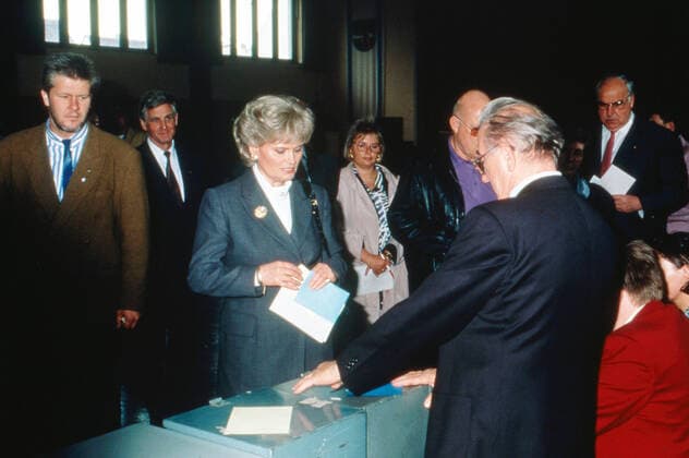 Helmut Kohl bei Europawahl 1994 Helmut Kohl mit Ehefrau Hannelore beim Urnengang im ihrem Wahllokal bei der Europawahl in Ludwigshafen Oggersheim, Deutschland 1994., Ludwigshafen-Oggersheim Rheinland-Pfalz Deutschland *** Helmut Kohl at the European Election 1994 Helmut Kohl with his wife Hannelore voting at their polling station at the European Election in Ludwigshafen Oggersheim, Germany 1994 , Ludwigshafen Oggersheim Rheinland Pfalz Germany Copyright: FrankxHempel Nur redaktionelle Nutzung. Editorial usage only. UnitedArchives30101088_07 EDITORIAL USE ONLY