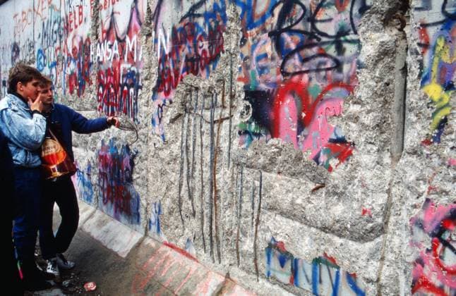 Archivbilder der Woche KW54 Berlin kurz nach dem Fall der Mauer Bildreportage: Berlin kurz nach dem Fall der Mauer, hier hauen sich Mauerspechte Stücke aus der nutzlos gewordenen Berliner Mauer, Deutschland, Dezember 1989., Berlin Berlin Deutschland *** Berlin shortly after the fall of the wall photo reportage Berlin shortly after the fall of the wall, here wall woodpeckers chop pieces out of the useless Berlin Wall, Germany, December 1989 , Berlin Berlin Germany Copyright: FrankxHempel Nur redaktionelle Nutzung. Editorial usage only. UnitedArchives31861124_28 EDITORIAL USE ONLY