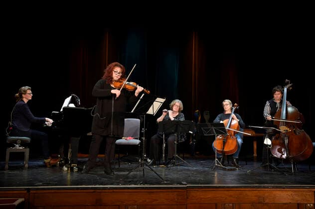 New Years concert with the ladies salon orchestra Lizzy and the white lilies with the program Kiss the hand in the small theater digital hair, 04 01 2021 Foto:xS.xAdamx xFuturexImage