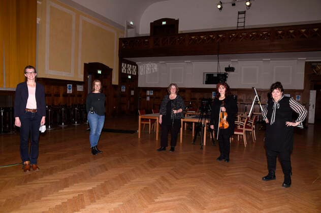 New Years concert with the ladies salon orchestra Lizzy and the white lilies with the program Kiss the hand in the small theater digital hair, 04 01 2021 Foto:xS.xAdamx xFuturexImage