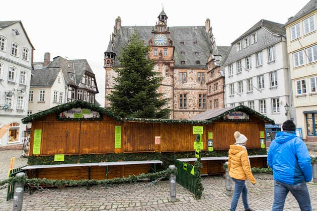 BioNTech produces vaccine in Marburg 29 12 2020 Marburg x1x The small Marburg becomes world city BioNTech produces from February in its plant in Marburg Hesse the vaccine against the Corona virus In the picture city views, closed mulled wine stand in front of the city hall in the upper town Marburg Marburg Hesse Germany