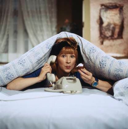 Archivbilder der Woche KW54 So ne und so ne, 1979 Ursela Monn als Conni Fuchs telefoniert unter der Bettdecke in So ne und so ne, Regie: Herbert Wise, 1979. Ursela Monn as Conni Fuchs talking on the phone while lying in bed in So ne und so ne, Director: Herbert Wise, 1979., Deutschland Copyright: Impress UnitedArchives00026362 EDITORIAL USE ONLY