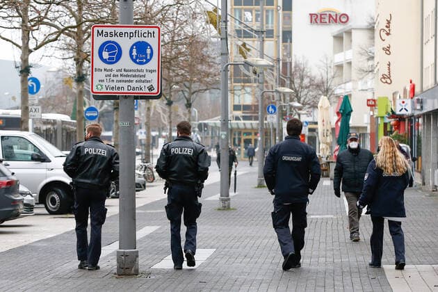 05 01 2021, xtgx, symbol photos Lockdown and mask obligation in Wolfsburg, police and office of order control the observance of the mask obligation in the city centre Wolfsburg