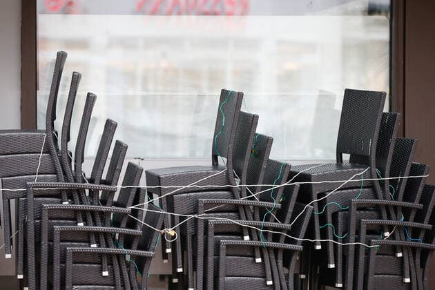 05 01 2021, xtgx, symbol photos Lockdown and mask obligation in Wolfsburg, chairs of a café stand chained together and unused in the pedestrian zone, by the Lockdown no more meals may be offered to the consumption locally Wolfsburg