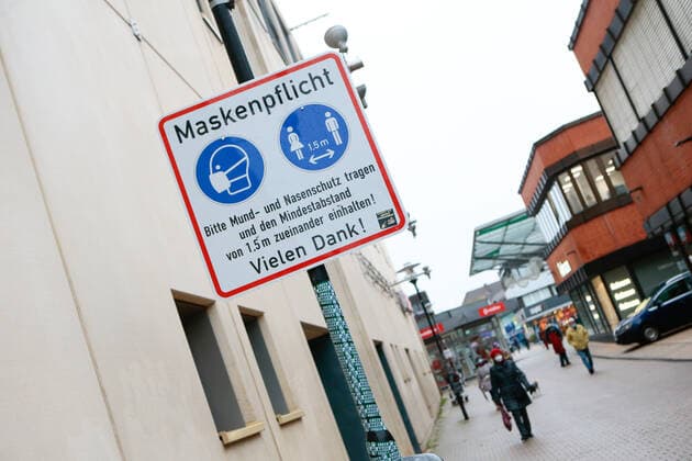 05 01 2021, xtgx, symbol photos Lockdown and mask obligation in Wolfsburg, a sign points to the existing mask obligation in the pedestrian zone Porschestrasse Wolfsburg