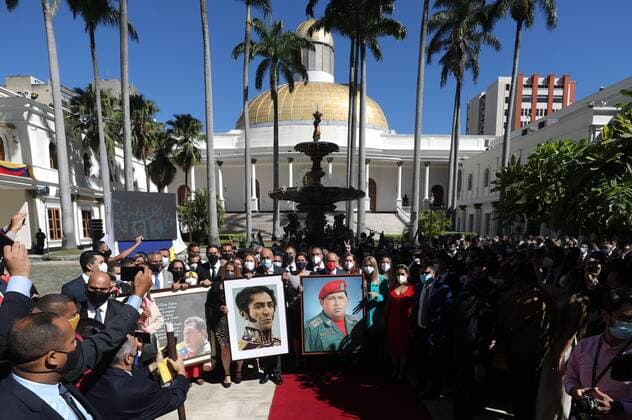 Bilder des Jahres 2021, News 01 Januar News Themen der Woche KW01 News Bilder des Tages Chavistas deputies attend a hommage payed to late President Hugo Chavez and National Hero Simon Bolivar before heading to Parliament at Bolivar square in down town Caracas, Venezuela, 05 January 2021. The Parliament, with an opposition majority and chaired by Juan Guaidó, is handing over powers to the newly elected Chavista majority caucus. EFE MIGUEL GUTIÉRREZ Parliament transfers powers to the new bench elected by the Chavista majority !ACHTUNG: NUR REDAKTIONELLE NUTZUNG!  Copyright: xMIGUELxGUTIERREZx JJPANA9555 20210105-637454645741197231