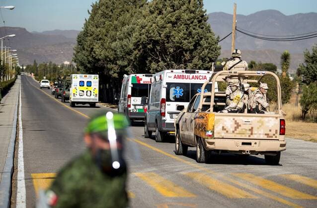 News Bilder des Tages Security personnel guard ambulances in which health workers today transport part of the first batch of the year of Pfizer and BioNTech vaccines against covid-19 in Saltillo, in the state of Coahuila, Mexico 5 January 2021 . The first batch of the year of Pfizer and BioNTech vaccines against covid-19 arrived on Tuesday in Mexican territory, with 53,605 doses to immunize health personnel in Mexico City and the northern state of Coahuila. Mexico receives its first batch of Pfizer vaccines of the year !ACHTUNG: NUR REDAKTIONELLE NUTZUNG!  Copyright: xMiguelxSierrax MEX2960 20210105-637454790457306462